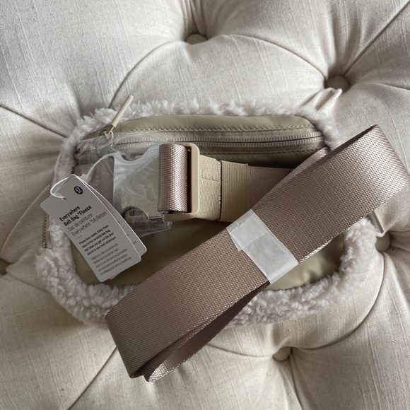 NWT Lululemon Everywhere Fleece Belt Bag WHITE - Picture 3 of 8